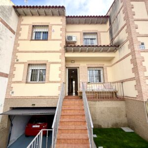 Chalet adosado en venta en Plaza de España, Erustes.