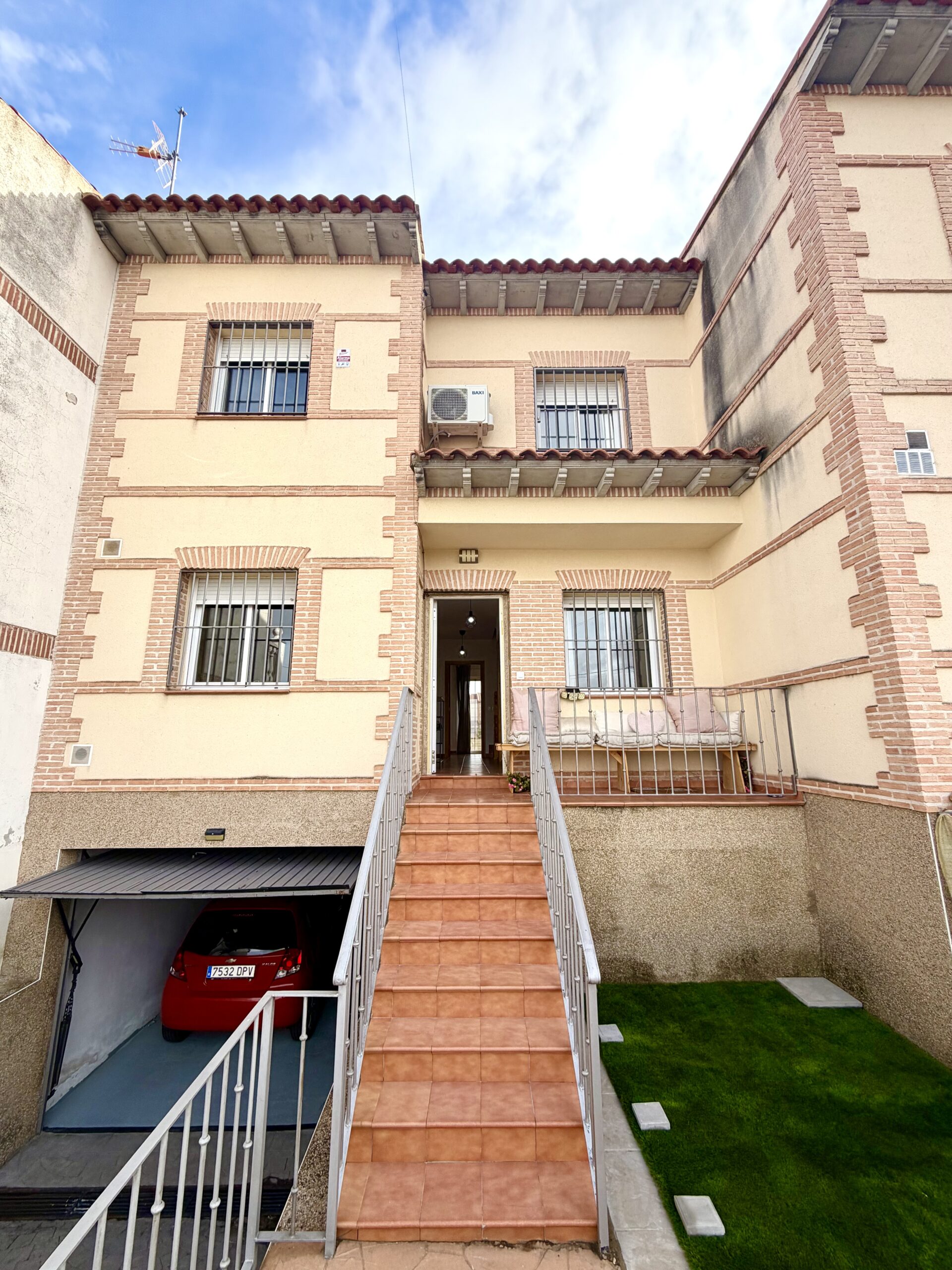 Chalet adosado en venta en Plaza de España, Erustes.