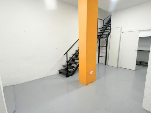 Local comercial en alquiler en Calle de Antonio López, Carabanchel, Madrid.