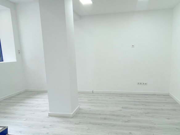Local comercial en alquiler en Calle de Antonio López, Carabanchel, Madrid.